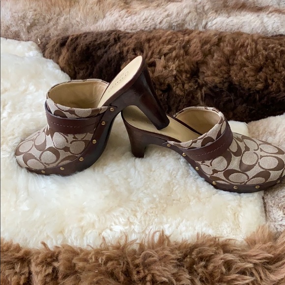 Coach women’s clogs - Picture 3 of 4